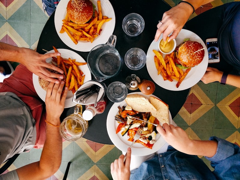 Gedeckter Tisch in einem Bistro